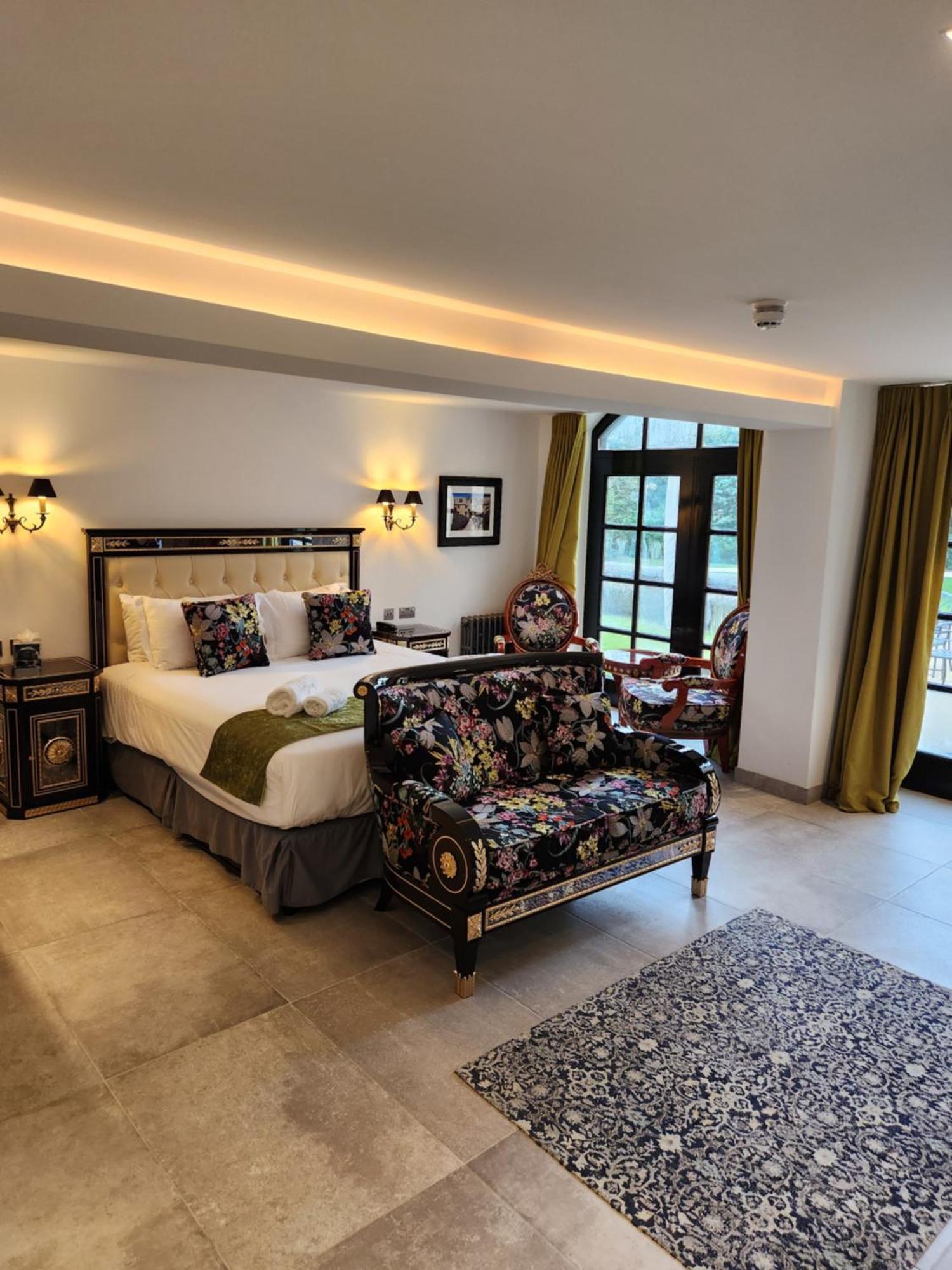 Weston Manor Hotel Esterno foto